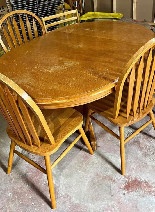 Extendable dining table with 4 chairs